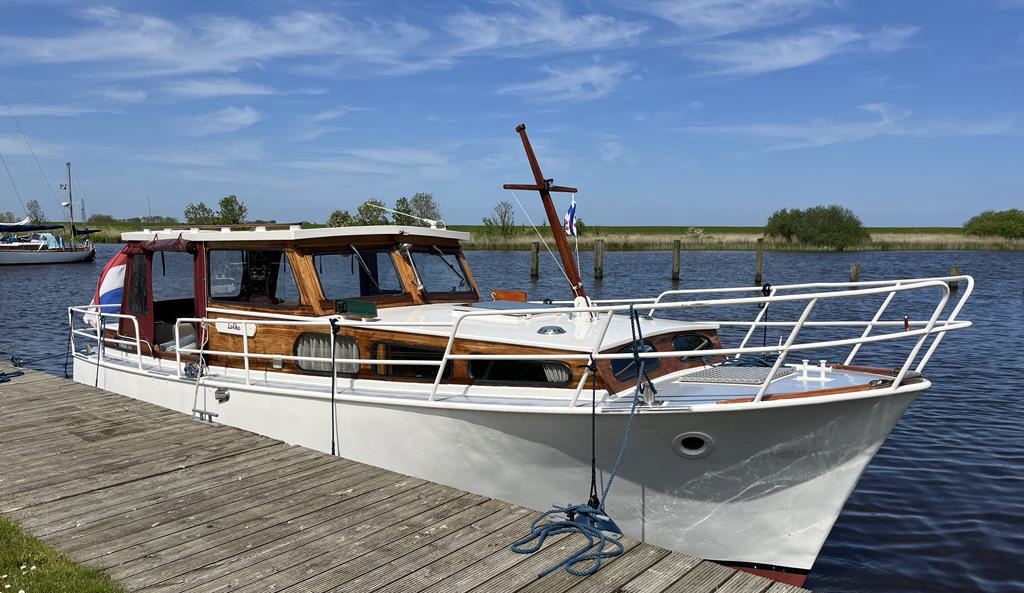 Lobke aan de steiger in de jachthaven