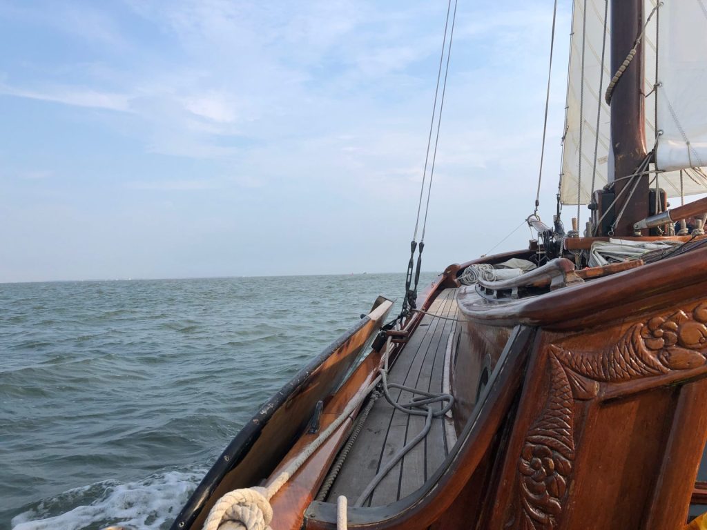 Varen naar Schiermonnikoog met platbodem de Mossel