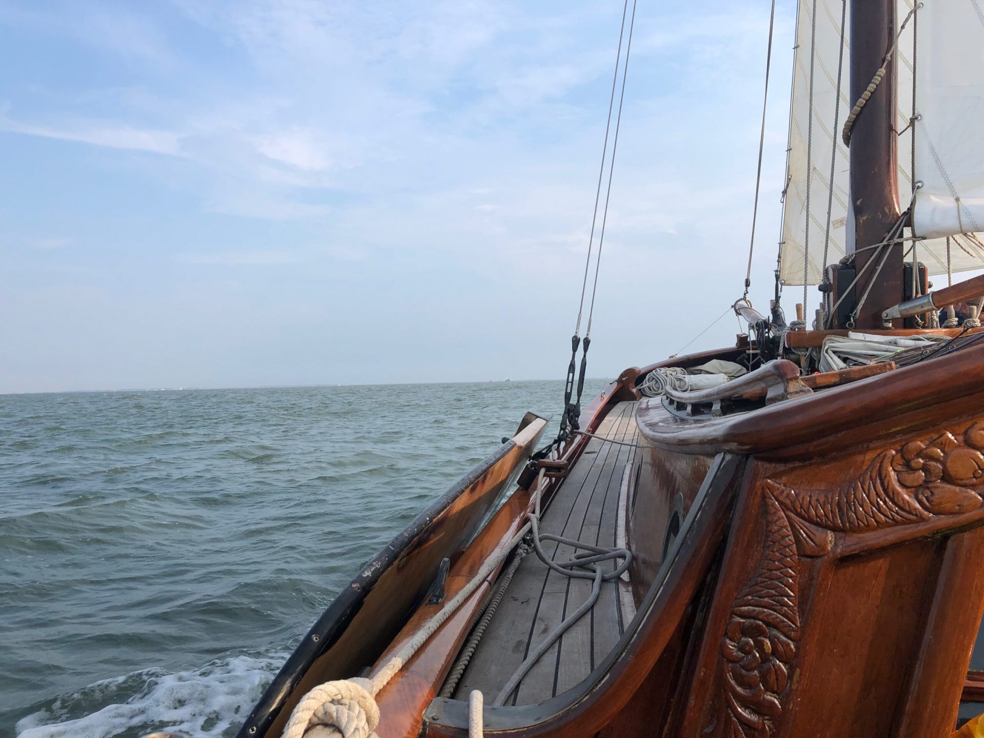 Zeilen met Lemsteraak de Mossel op de Waddenzee