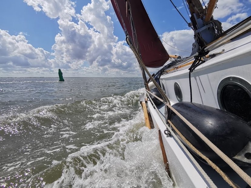 Platbodem Stoarm zeilen op het Wad