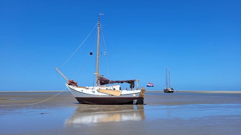 Platbodem Stoarm droogvallen op het Wad