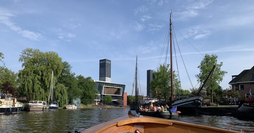 Huur een boot bij Varen met Sil en ontdek Leeuwarden vanaf het water