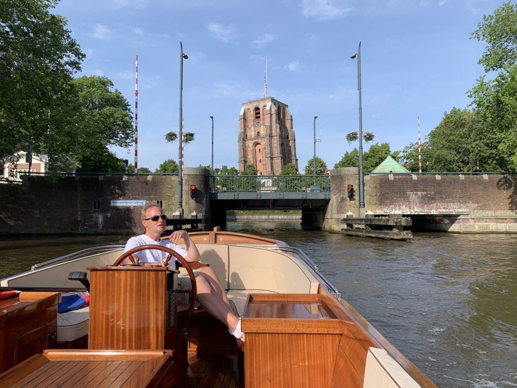 Met de sloep bij de oldehove in leeuwarden