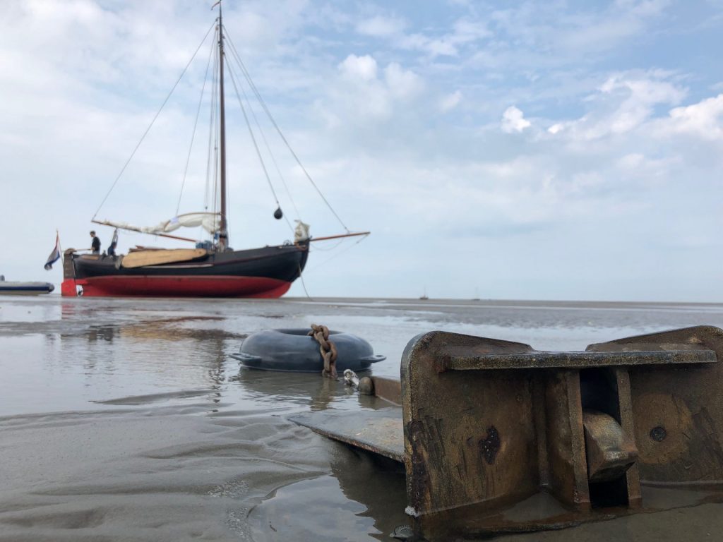 Mossel drooggevallen en achter anker