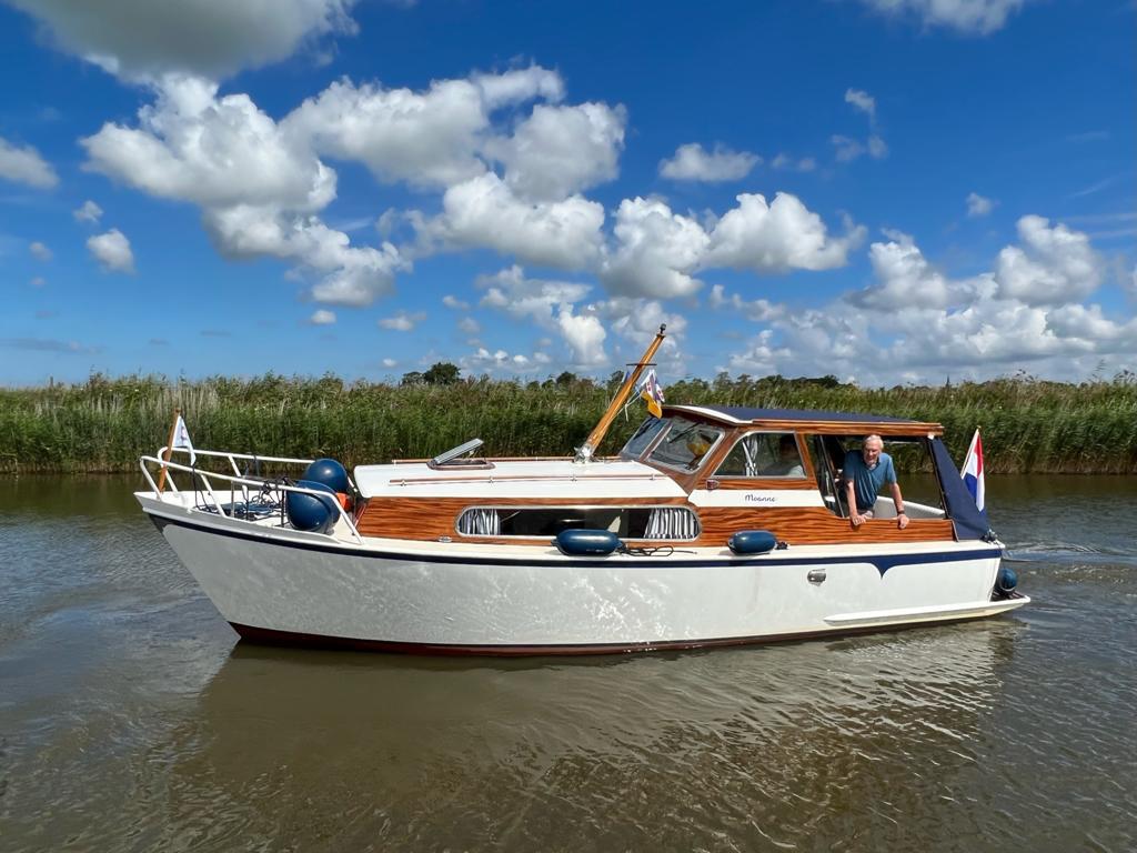 Varen in Friesland, huur een motorboot. Moanne in het Dokkumer Diep