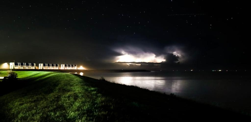 Varen met onweer op het Wad