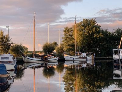 platbodems in de jachthaven