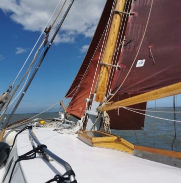 Platbodem Stoarm zeilen op het Wad