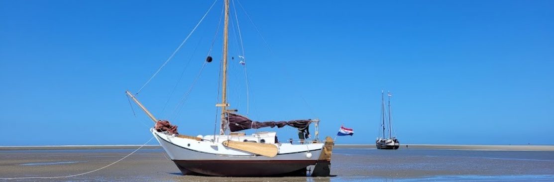 Platbodem Stoarm droogvallen op het Wad