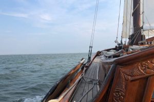 Zeilen met Lemsteraak de Mossel op de Waddenzee