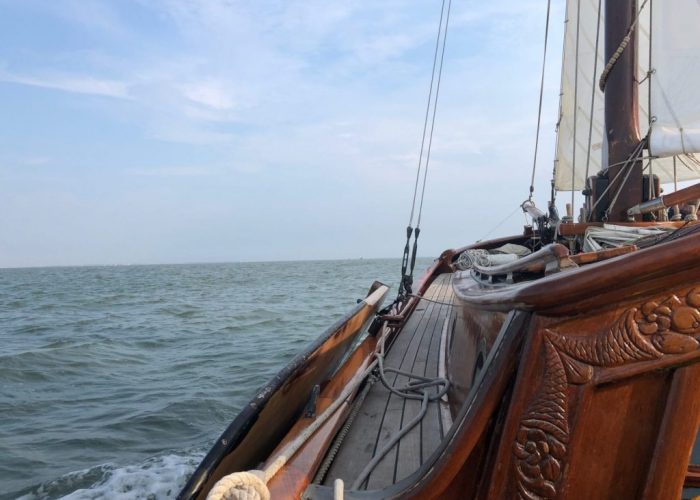 Zeilen met Lemsteraak de Mossel op de Waddenzee