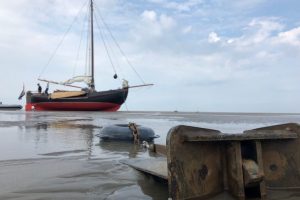 Mossel drooggevallen en achter anker