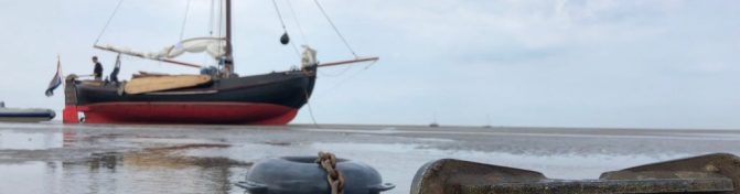 Mossel drooggevallen en achter anker