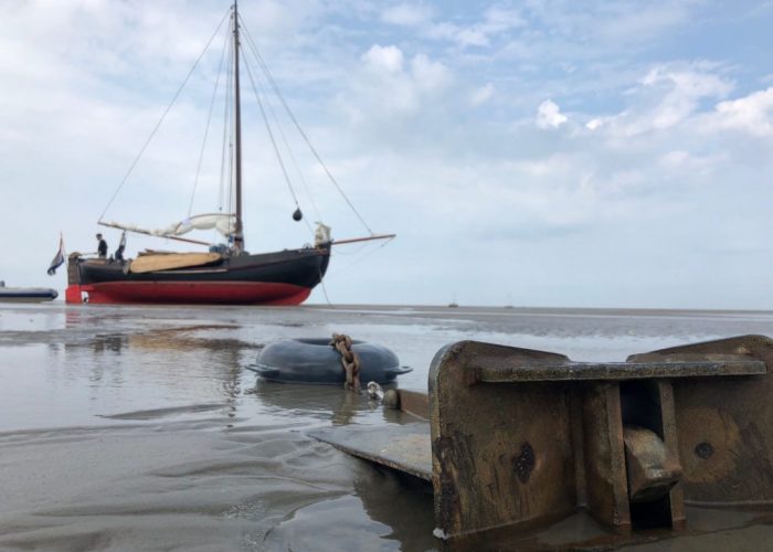 Mossel drooggevallen en achter anker