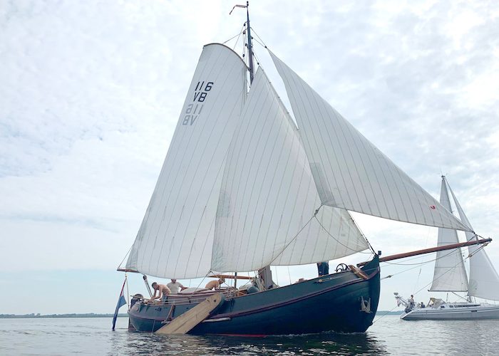 Huur een Lemsteraak en kom zeilen op de Waddenzee