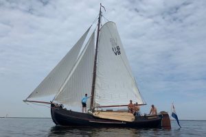 Zeilen met een platbodem op de Waddenzee. Lemsteraak de Mossel.