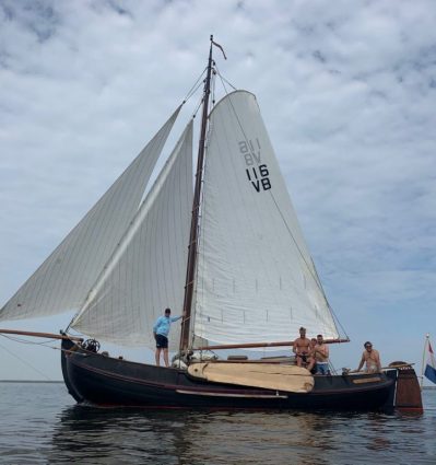 Varen naar Schiermonnikoog met een platbodem op de Waddenzee. Lemsteraak de Mossel.