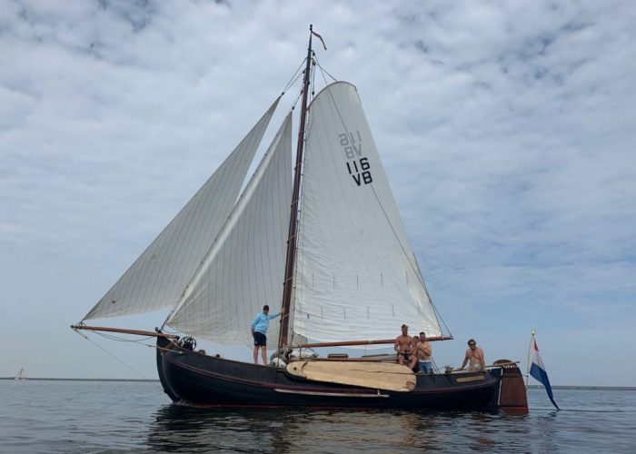 Varen naar Schiermonnikoog met een platbodem op de Waddenzee. Lemsteraak de Mossel.