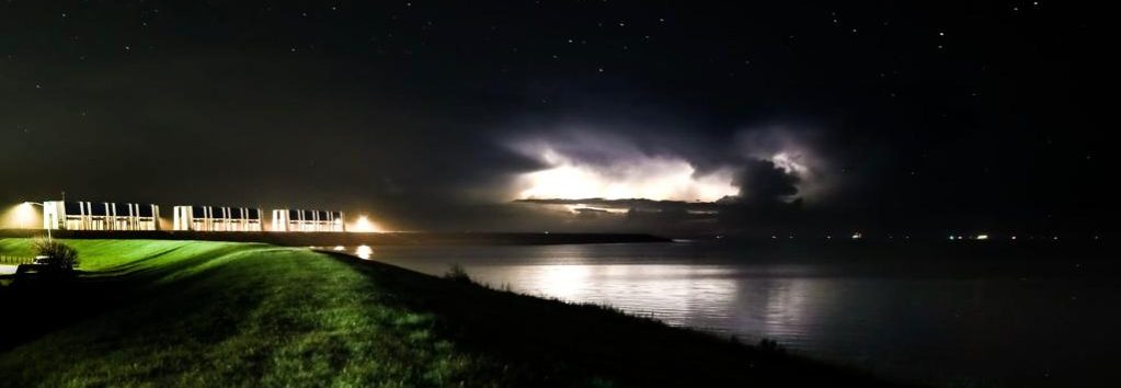 Varen met onweer op het Wad