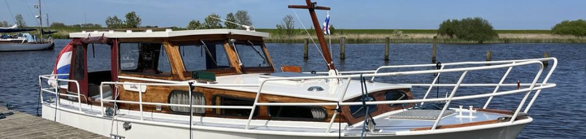 Lobke aan de steiger in de jachthaven