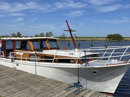 Lobke aan de steiger in de jachthaven